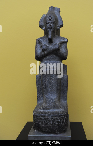 Statuetta di Osiride indossa corona e royal scepters nelle loro mani. Il granito. Foto Stock