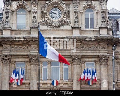 Cluster di bandiere nazionali adornano la prefettura di Lille in Francia in anticipo di un giorno della Bastiglia parade Foto Stock