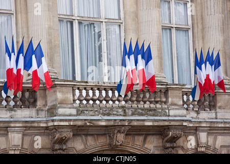 Cluster di bandiere nazionali adornano la prefettura di Lille in Francia in anticipo di un giorno della Bastiglia parade Foto Stock