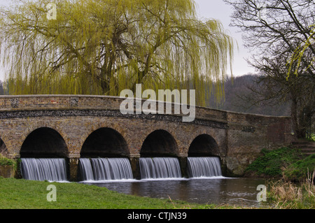 Cinque archi ponte che attraversa il fiume Cray a Footscray prati natura locale riserva, Bexley, Kent. Marzo. Foto Stock