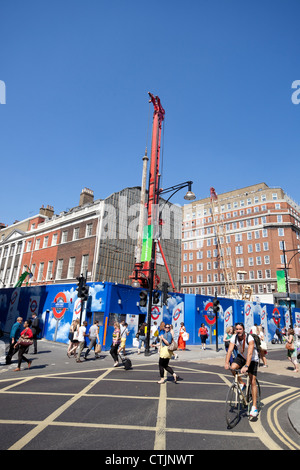 Driver di pelo all'interno del cantiere del nuovo ingresso della stazione della metropolitana di Bond Street e Oxford Street a Londra, Inghilterra, Regno Unito Foto Stock