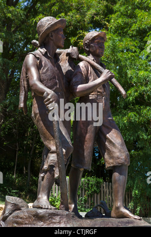 'Setting fuori sul male piegato' scultura di Tom Sawyer e Huck Finn da Federico Hibbard, Main Street, Annibale, Missouri, Stati Uniti d'America Foto Stock