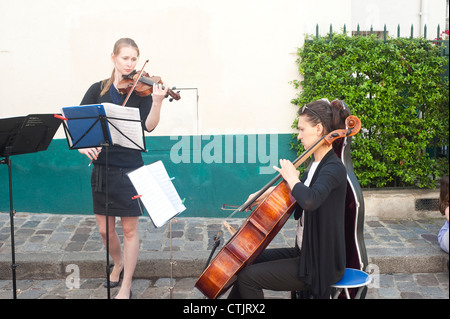 Parigi, Francia - Giovani musicisti eseguono sulle strade Foto Stock