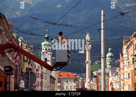 Cavo lineman riparazione di linea di trasmissione in Maria Theresien Strasse, Innsbruck, Austria Foto Stock