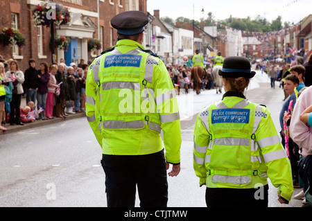 Due forze di polizia il sostegno comunitario degli ufficiali di pattuglia Newmarket High Street, 2012 Torcia olimpica, Suffolk East Anglia UK Foto Stock