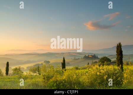 Primo sole sul Belvedere di villa sulle colline toscane a San Quirico d'Orcia Foto Stock