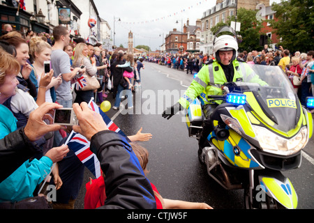 Polizia moto patrol dare ai bambini un alto cinque; 2012 torcia olimpica, Newmarket Suffolk REGNO UNITO Foto Stock