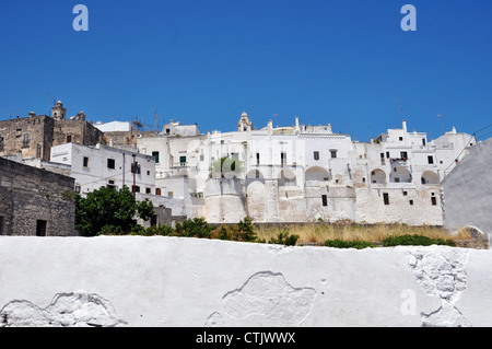 Ostuni Panorama della città vecchia (la città Bianca), Puglia, Italia Foto Stock