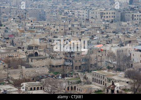 Vista delle case nella città di Aleppo, Siria, dalla Cittadella Foto Stock