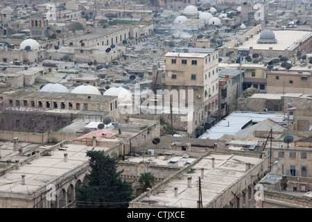 Vista delle case nella città di Aleppo, Siria, dalla Cittadella Foto Stock