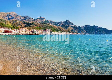 Vista su Taormina - molto popolare località turistica sulla montagna e mare di Giardini Naxos, Sicilia Foto Stock