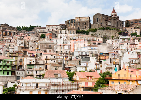 Case densa in siciliano antica città di montagna Castiglione di Sicilia Foto Stock