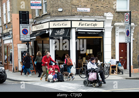 Fat Cat Cafe con persone di passaggio, Stoke Newington Church Street, Londra Inghilterra REGNO UNITO Foto Stock
