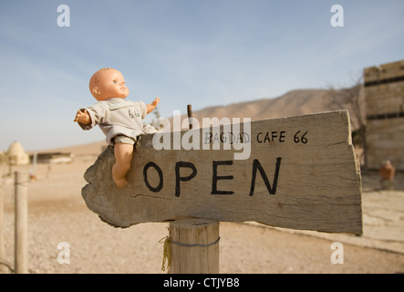 Baby doll su baghdad cafe cartello stradale, in Siria. Foto Stock