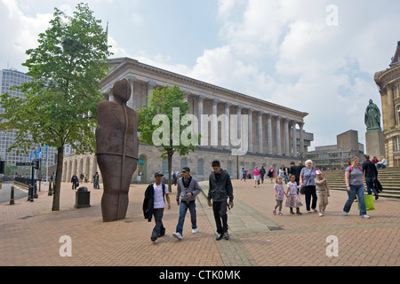 Ferro da stiro: Man (1993) o il ferro uomo statua di Antony Gormley in Victoria Square, Birmingham City Centre, West Midlands, England, Regno Unito Foto Stock