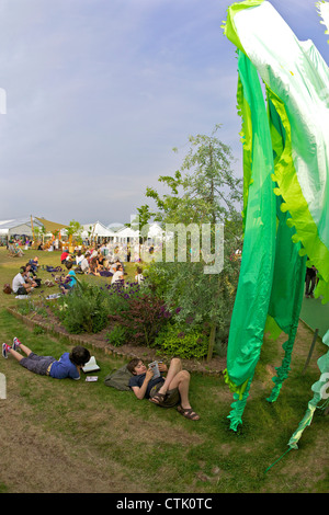 Il Central Garden presso il Guardian Hay Festival di letteratura 2010, Hay-on-Wye, POWYS, GALLES Cymru, UK, Regno Unito, GB, Foto Stock