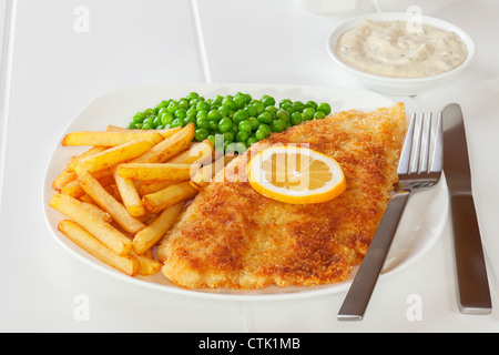 Pesce impanati con chip, piselli e salsa Tartare Foto Stock