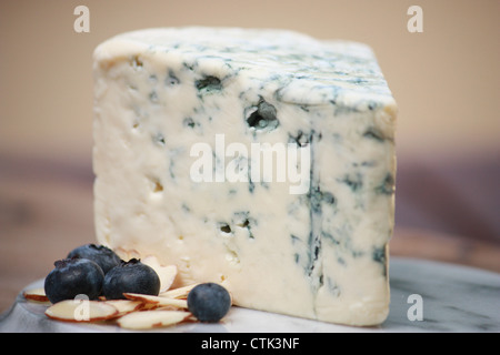 Bleu formaggio, mirtilli e mandorle sul piatto di marmo Foto Stock