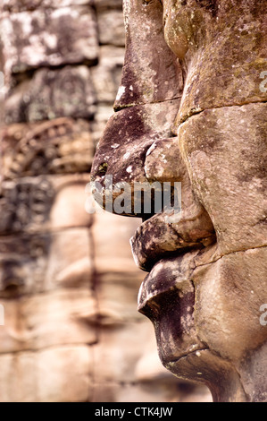 Close up vista laterale di Bayon facce di pietra. Foto Stock