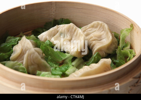 Streaming gyoza (Jiaozi) in bamboo cestello per la cottura a vapore Foto Stock