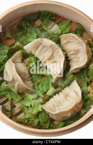 Streaming gyoza (Jiaozi) in bamboo cestello per la cottura a vapore Foto Stock