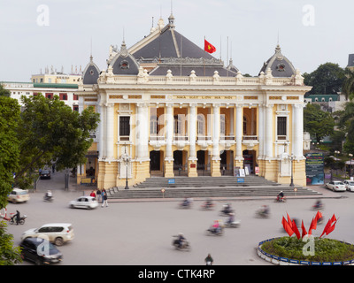 Sentire il brusio del traffico da Hanoi Opera House, un epoca coloniale struttura eretta dai francesi. Foto Stock