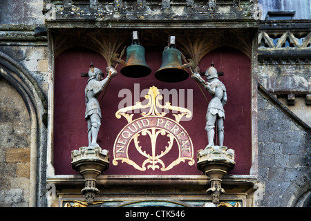 Giostre knight bell riscontri sulla Cattedrale di Wells orologio. Pozzetti, Somerset, Inghilterra Foto Stock