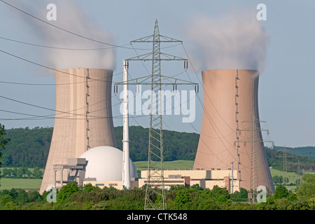 Fumatori torre di raffreddamento con poli di potenza Foto Stock