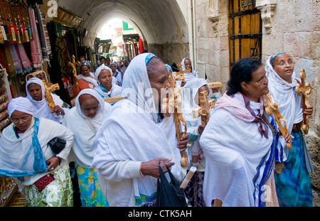 Cristiano etiope pellegrini portano in tutta lungo la Via Dolorosa di Gerusalemme Foto Stock