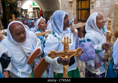 Cristiano etiope pellegrini portano in tutta lungo la Via Dolorosa di Gerusalemme Foto Stock