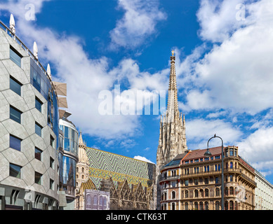 Vienna storica cattedrale di Santo Stefano con il moderno cosiddetto Haas-Haus Foto Stock