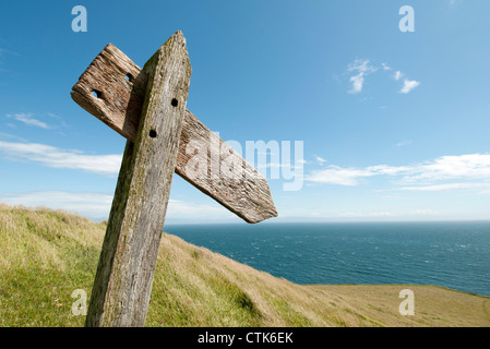Il vecchio sentiero in legno segno sul promontorio Dorset Regno Unito Foto Stock