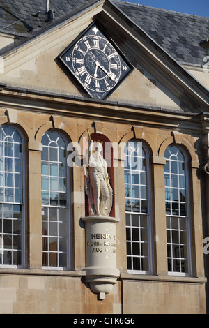 Statua di re Enrico Vth al di fuori della Shire Hall di Monmouth, Wales, Regno Unito Foto Stock