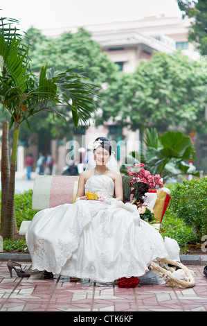 La sposa e lo sposo a un matrimonio di impegno sessione fotografica Foto Stock