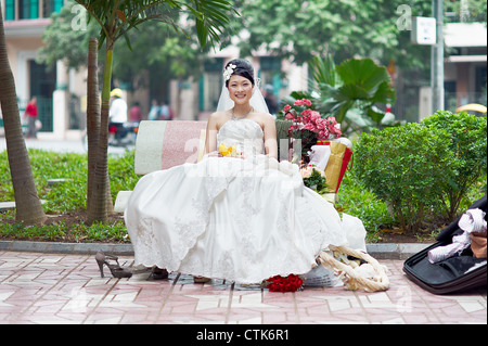 La sposa e lo sposo a un matrimonio di impegno sessione fotografica Foto Stock