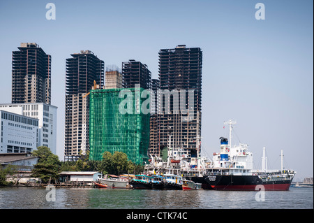 Alcuni edifici per uffici a Bangkok non sono mai stati completati a causa della crisi finanziaria in Asia e siamo stati così chiamato torri fantasma Foto Stock