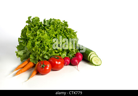 Insalata fresca e verdure in un gruppo isolato su uno sfondo bianco Foto Stock