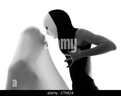 La ballerina performer mime con maschera agendo giovane amanti in concettuale studio isolato su sfondo bianco Foto Stock