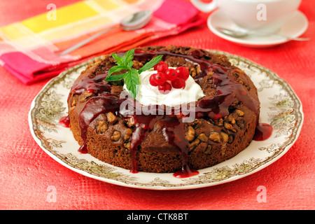 Torta al cioccolato con noci. Ricetta disponibile. Foto Stock