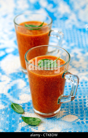 Gazpacho con mandorle e basilico. Ricetta disponibile. Foto Stock