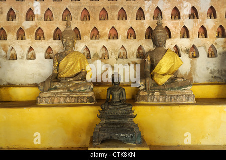 Le statue di Buddha a Wat Si Saket tempio Buddista Vientiane Laos Foto Stock