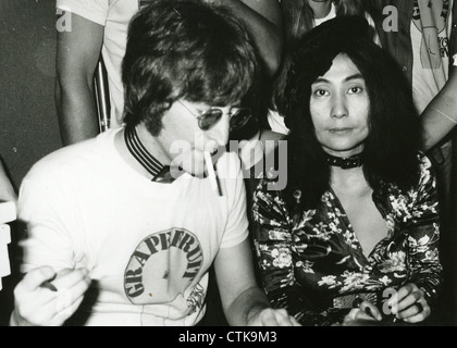 003912 - John Lennon e Yoko Ono presso un pompelmo libro firma in Selfridges di Londra il 15 Luglio 1971 Foto Stock