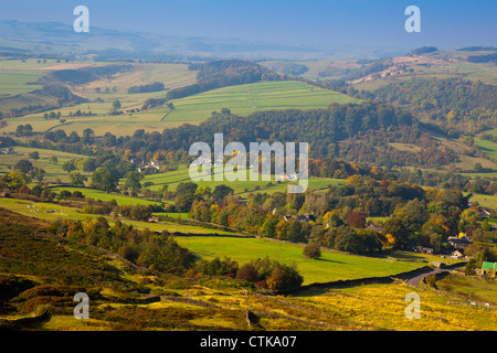 Guardando ad ovest dal bordo Curbar attraverso Curbar village di Calver picco nel Parco Nazionale di Peak District Derbyshire England Regno Unito Foto Stock