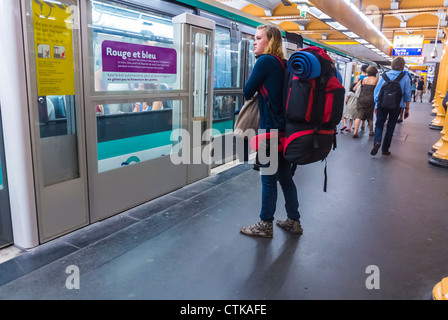 Parigi, Francia, treno della metropolitana, metropolitana, metropolitana, Metropolitana, persone che viaggiano Teenager Tourist con Rucksack, Backbag su Quay, metropolitana interni treno, donna SOLO all'interno Foto Stock