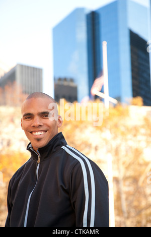 Ritratto di un uomo sorridente in zipper Foto Stock