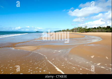 Bassa marea a un torrente che separa Wongaling Beach da South Mission Beach a Mission Beach, Casuario Coast Foto Stock