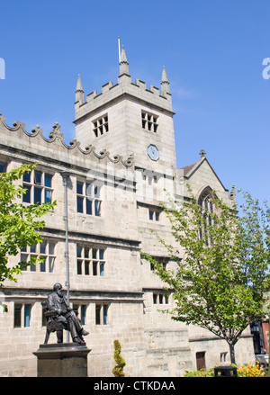 Castello di libreria di cancelli e Charles Darwin statua Shrewsbury Shropshire REGNO UNITO Foto Stock