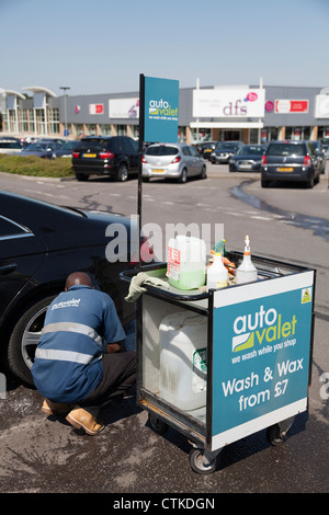 Uomo di funzionamento del parco auto car wash e servizio di pulizia auto. Foto Stock