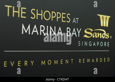 Segno di Shoppes at Marina Bay Sands, lussuoso centro commerciale per lo shopping di Singapore. Foto Stock