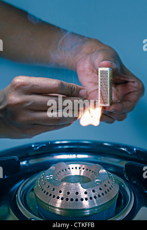 Scatola di fiammiferi con match bastone in mano umana Foto Stock
